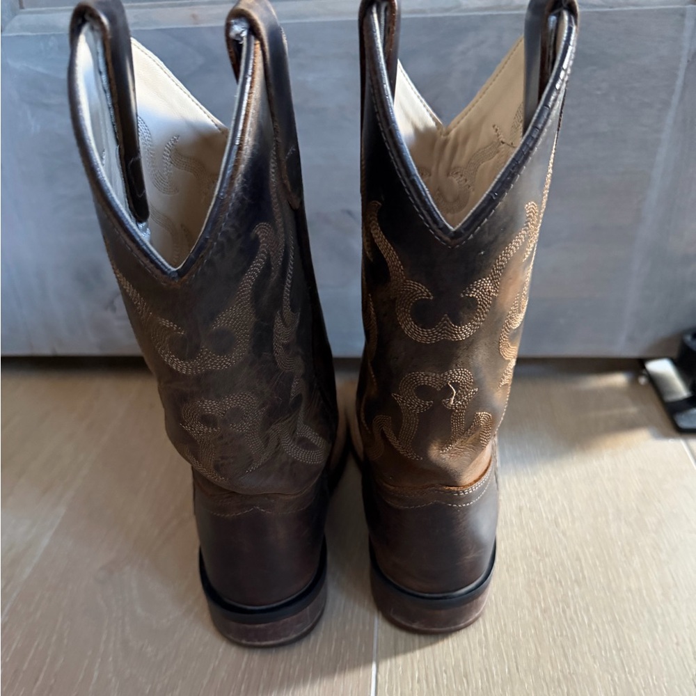 Cody James Boys’ Nash Distressed Broad Square Toe Western Cowboy Boots - Picture 5 of 9